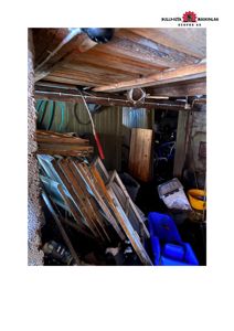 Fotografi av et rom med utstyr og materialer, sannsynligvis en kjeller eller garasje.