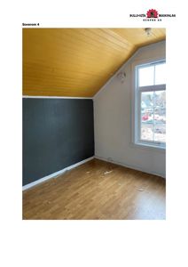 Fotografi av et tomt soverom (merket 'Soverom 4') med gulmalt tak, mørkegrå vegg og lyse gulv.