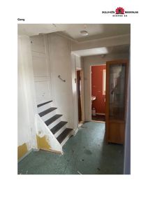 Fotografi av en gang med trapp og dører, trolig fra et eksisterende bygg.