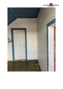 Fotografi av et innendørs rom med en hvit dør, blå rammer og gulv.