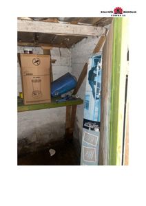 Fotografi av et innendørs rom under ombygging eller renovering, med synlig konstruksjon, materialer og et produkt (brannstøtte).