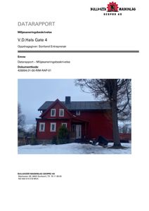 Fotografi av en rød, toetasjes bygning med snø på bakken, tatt fra en vinkel som viser fasaden og en del av siden.