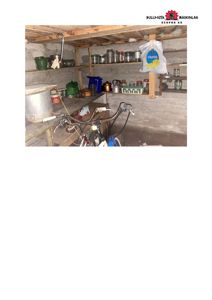 Fotografi av et lagerrom eller kjeller med hyller, beholdere og en sykkel.