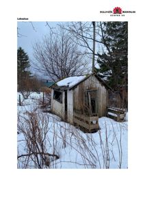 Fotografi av en liten, gammel lekestue i snø.