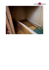 Fotografi av en innendørs konstruksjon, sannsynligvis en trapp eller et underbygg, med synlig treverk og rør.