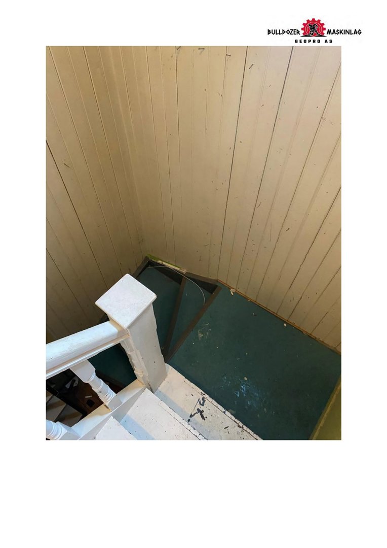 Fotografi av en trapp med hvite lister og gulv, sett fra oven.