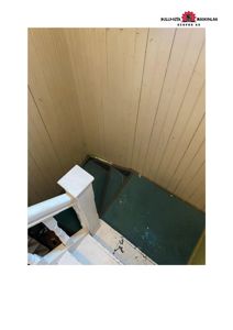 Fotografi av en trapp med hvite lister og gulv, sett fra oven.