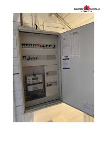 Fotografi av en åpen elektrisk sikringsskap med brytere og måler.