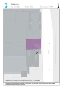 Situasjonskart som viser tomtens beliggenhet i forhold til nabolag, veier (Sykehusveien) og andre bygninger. Kartet inneholder også koordinatsystem, målestokk og nordpil.