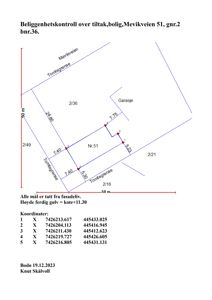 Situasjonsplan som viser tomtsgrenser, bygningens plassering (Nr. 51), garasje, og mål på eiendommen.