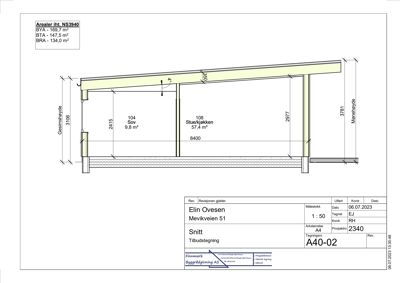 Snittegning av en bygning som viser romfordeling (Sov, Stue/kjøkken) og høyder.