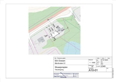 Situasjonsplan som viser bygningens plassering i forhold til veier og terrenget.