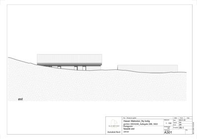 Snittegning (øst) som viser bygningens høydeprofil og plassering i terrenget.
