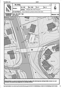 Situasjonsplan som viser eiendomsnummer, adresse, naboeiendommer, vegnett og topografi for en ny bolig i Porsgrunn.