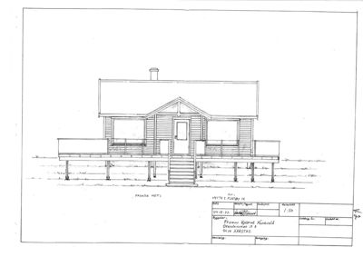 Fasadetegning (opprikk) av en bygning sett fra siden, med detaljer om trapp, balkong og takform.