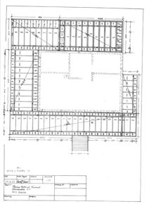 Etasjeplan (1. etasje) for en hytte med romfordeling, dører, vinduer og dimensjoner.