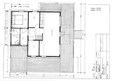 Etasjeplan for en hytte (Hytte Flatøy 14) som viser romfordeling, dører, trapp og dimensjoner.