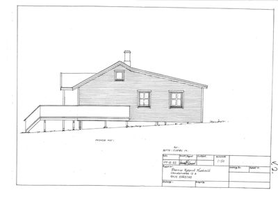 Fasadetegning som viser bygningens utside sett fra en bestemt vinkel, inkludert takform, vinduer og veranda.