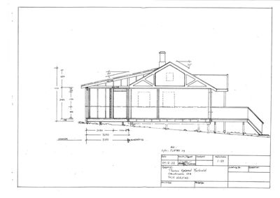 Fasadetegning som viser bygningens utseende fra siden, inkludert takform, vinduer, dører og mål.