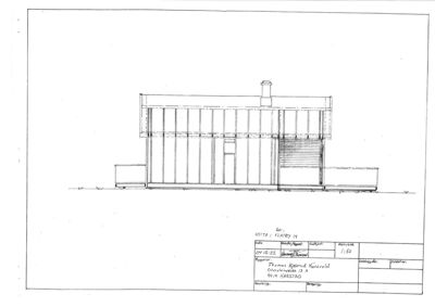 Fasadetegning som viser bygningens utseende sett fra siden, inkludert vinduer, tak og en utvendig trapp.