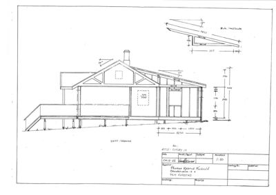 Snittegning som viser bygningens tverrsnitt, takkonstruksjon og grunnmur med mål.