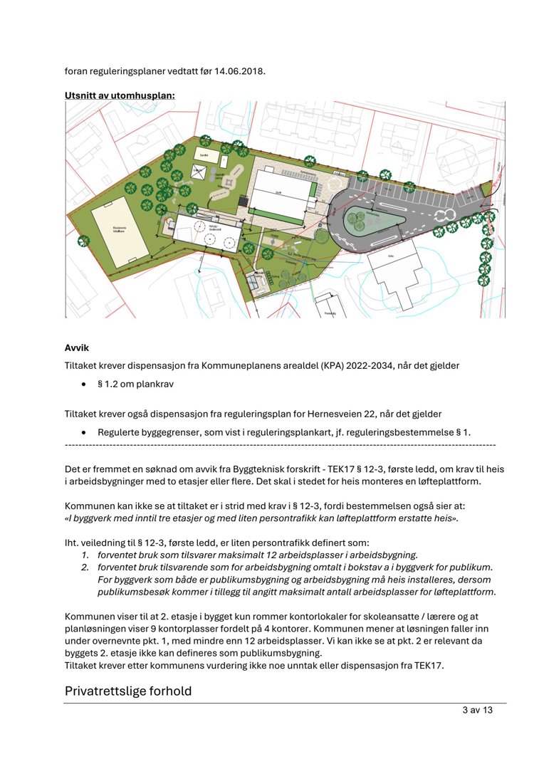 Utsnitt av et utomhusplan som viser plassering av bygninger, veier, parkeringsplasser og heis i forhold til reguleringer.