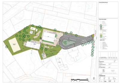 Situasjonsplan (lokaliseringsfigur) som viser bygningenes plassering, parkeringsplasser, veier og beplantning på tomten.