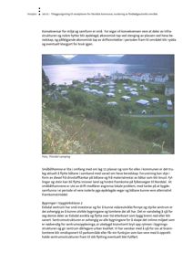 Fotografi av Ytterdal camping med hytter, telt og båter ved vannet.