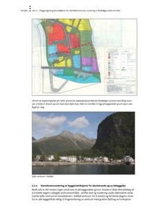 Fotografi av Sylte sentrum i Valldal, som viser bygninger langs kysten med fjell i bakgrunnen.