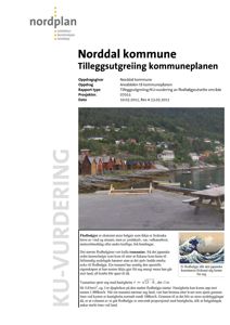 Fotografi av et kystnært område med røde hytter, brygge og en bakke med hus. Bildet er brukt som illustrasjon i en rapport om flodbølgevurdering.