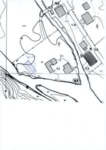 Situasjonsplan som viser tomtens form, høydeforskjeller (konturlinjer), eksisterende bygninger, veier og nabolag.