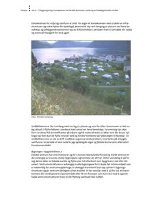 Fotografi av et campingområde (Ytterdal camping) med telt, hytter og vann i bakgrunnen.