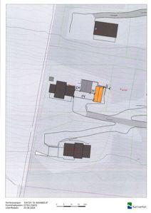 Situasjonsplan som viser tomtens form, grenser, eksisterende bygninger, planlagt bygning (oransje), veier (Trøstevegen) og terrengforhold (konturlinjer).