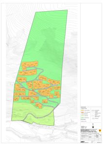 Situasjonsplan som viser et stort grønt område (tomteområde) med innfelt bebyggelse (hus) og veier. Tegningen inneholder også høydekurver og en nøkkel (legende) som forklarer fargene og symbolene.