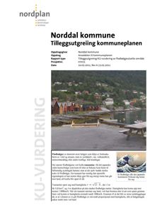 Fotografi av et kystnær område med røde båthaller, hus og fjell i bakgrunnen.