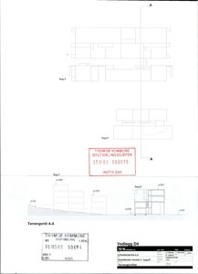 Tegning som viser et tverrsnitt (snitt) gjennom bygningene, merket 'Terrengsnitt A-A'.