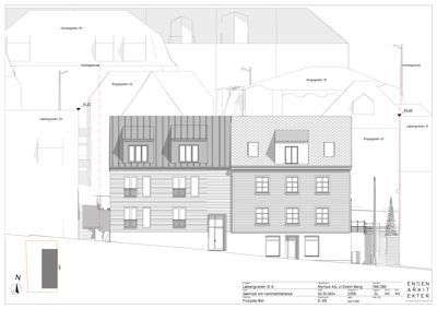 Fasadetegning som viser bygningens utseende fra øst, inkludert vinduer, takform, fasadematerialer og nabolag.