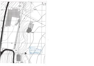 Situasjonsplan som viser tomtens form, høydeforhold (konturlinjer), eksisterende bygninger, veier og grunneiergrenser.