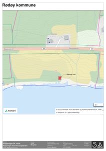 Situasjonsplan som viser tomtens plassering i forhold til nabolag, vei (Reppaveien) og kystlinje.