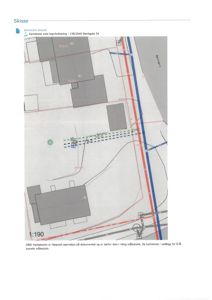 Kartskisse som viser tomtens beliggenhet i forhold til nabolag, gater (Bankgata) og infrastruktur (røde og blå linjer).