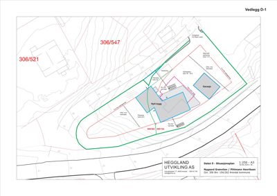 Situasjonsplan som viser tomtens form, grenser (grønn linje), eksisterende og planlagt bebyggelse (hus, garasje), samt topografi (konturlinjer) og nabotomter.