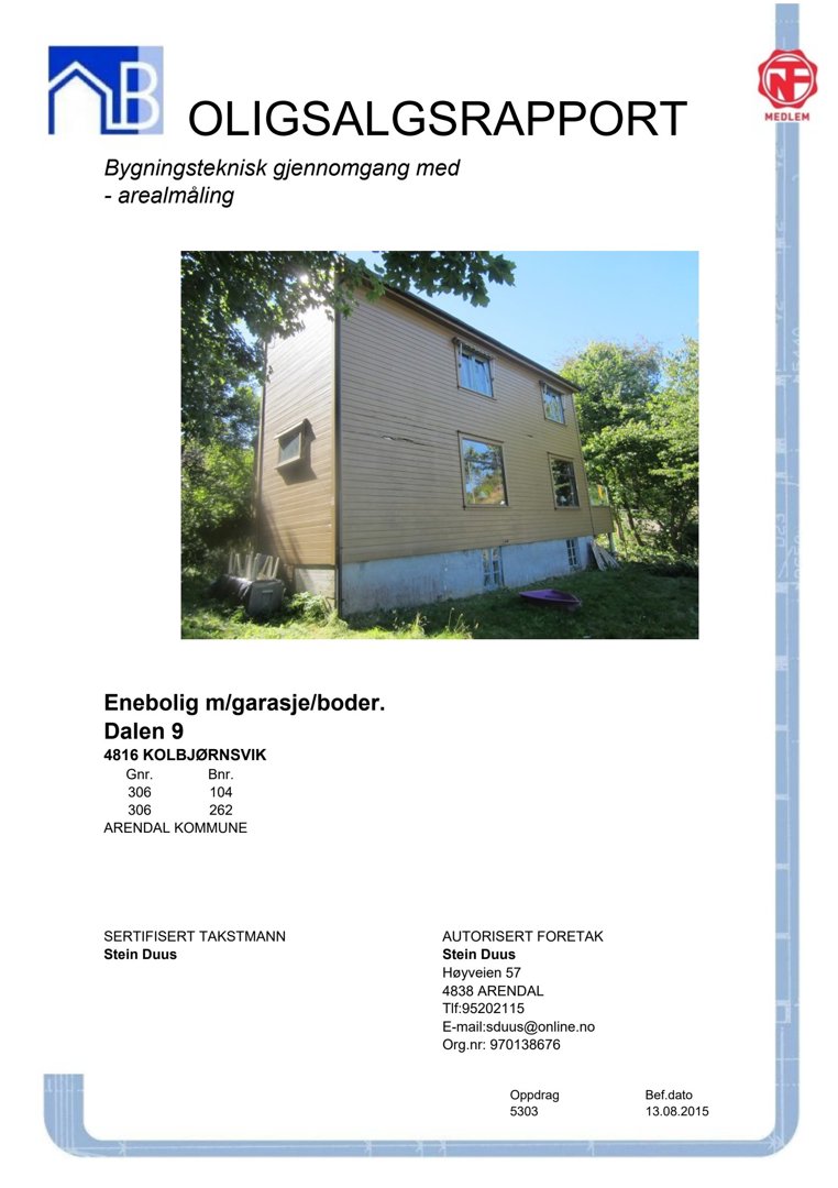 Fotografi av en toetasjes enebolig med garasje/boder, tatt fra siden.