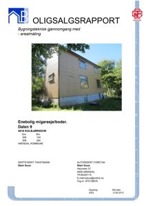 Fotografi av en toetasjes enebolig med garasje/boder, tatt fra siden.