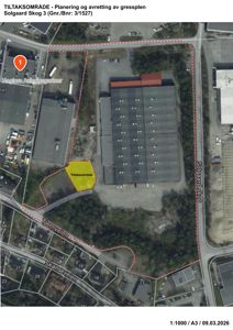 Satellittbilde (flyfoto) av et område med bygninger og vei, med overlagte røde linjer som definerer et tiltaksområde.