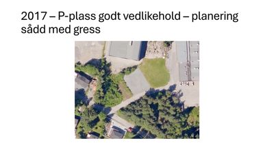 Luftfoto fra 2017 som viser et område med parkeringsplass (P-plass), gressområder og tilstøtende bygninger.