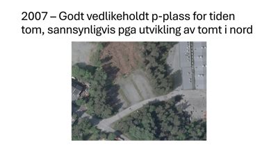 Luftfoto fra 2007 som viser en tom p-plass og omgivende beplantning.