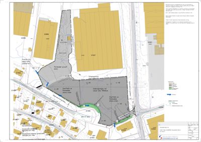 Situasjonsplan som viser tomtens plassering i forhold til nabolag, eksisterende og planlagt infrastruktur (veier, vannledninger), samt detaljer om grunnvann, drenering og tillatelsesgrenser.