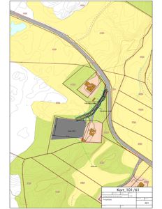 Situasjonsplan som viser tomtens topografi, naboeiendommer, veier og bygningsplassering.