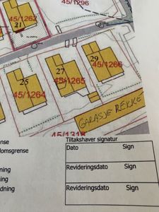 Situasjonsplan som viser tomtene, bygningstilhørighet (f.eks. 45/1264) og en garasje rekke.