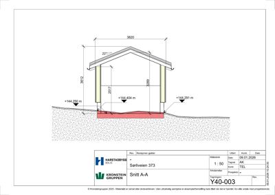 Snittegning (Snitt A-A) som viser bygningens tverrsnitt med mål, høyder og grunnplan.